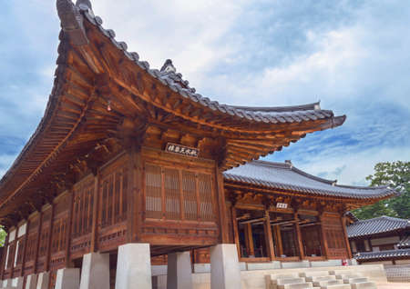 SEOUL, SOUTH KOREA ,SEPTEMBER 12, 2015: traditional korean building at Gyeongbokgung Palace groundsのeditorial素材