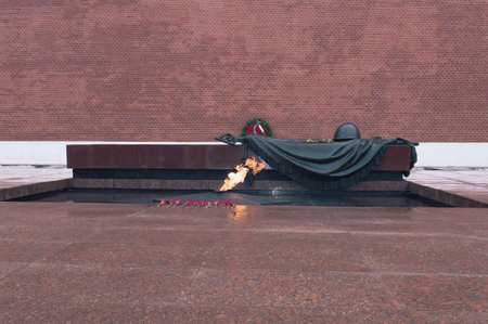 Moscow, Russia, March 07, 2017: Historical landmark Unkown soldier grave with eternal flame and red Kremlin wallのeditorial素材