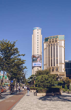 Seoul, South Korea â 16 September 2019 : Seoul cityscape with road and people walking under clear blue sky on sunny dayのeditorial素材