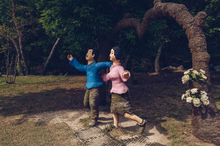 Pocheon, South Korea â 10 May, 2017: sculpture of happy couple singing at the entrance of Pocheon Art Valleyのeditorial素材
