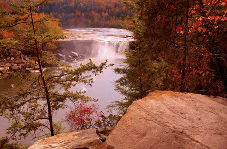 Aeirial view of Cumberland Falls, sometimes called the Little Niagara, the Niagara of the South, or the Great Falls. It's a large waterfall on the Cumberland River in southeastern Kentucky.の写真素材