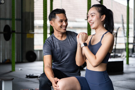 Fitness Coaching and Support. Personal trainer motivating a young woman during workout session.の写真素材