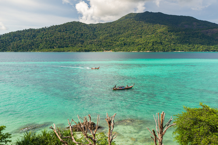 Koh Lipe,Thailand - November 28,2014 :  Tourist go to Koh Lipe sunrise beach by longtail boatのeditorial素材