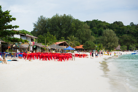 Koh Lipe,Thailand - November 28,2014 :  Tourist walk and relax on pattaya beach in Koh Lipe Islandのeditorial素材