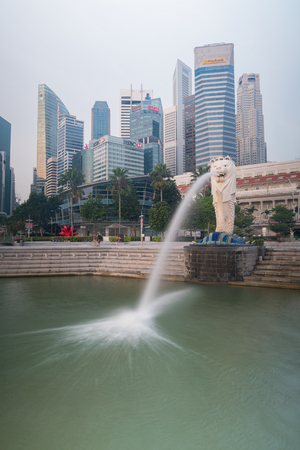 Singapore - March 19,2016 : Singapore - March 19, 2016 :  Sunrise at Marina Bay on 19 March 2016.Marina Bay is a bay located in the Central Area of Singapore.のeditorial素材
