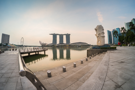 Singapore - March 19,2016 : Singapore - March 19, 2016 :  Sunrise at Marina Bay on 19 March 2016.Marina Bay is a bay located in the Central Area of Singapore.のeditorial素材