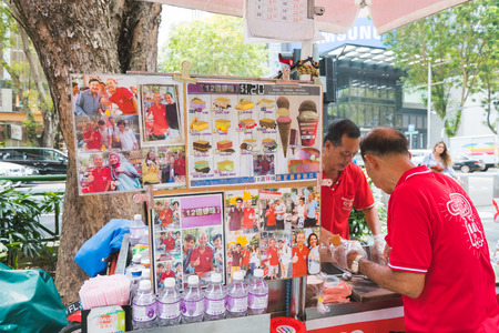 Singapore - March 18,2016 : Unidentified man sells ice cream wafer at Orchard Road.Orchard Road, a 2.2 kilometre-long boulevard, is the retail and entertainment hub of Singapore.のeditorial素材