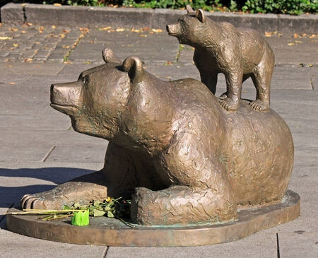 OSLO, NORWAY- CIRCA JULY  2011: Sculpture of a mother bear with her cub.のeditorial素材