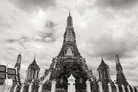 Arun temple (Wat arun) in cloudy day.の写真素材
