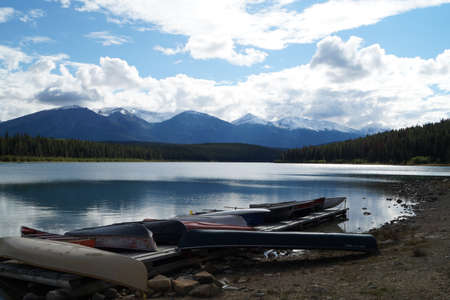 Canoes at the edge of a lake in Jasper NPの写真素材