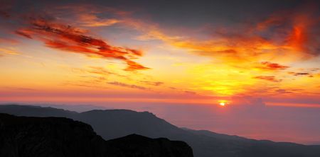 Meeting of a dawn highly in mountains, the beautiful sea and cloudsの写真素材