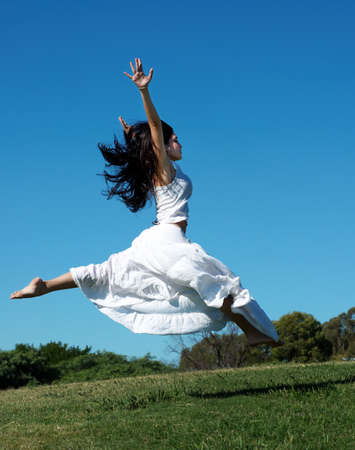 Jump in a white dress
の写真素材