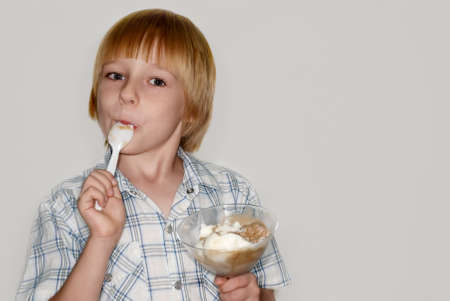 Child eats ice-cream
の写真素材
