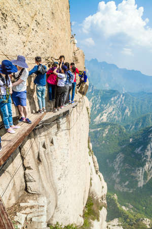 China, Shaanxi province, Huashan Mountain, the people on the trail of deathのeditorial素材