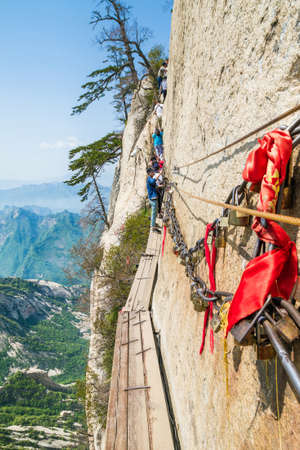 China, Shaanxi province, Huashan Mountain, the people on the trail of deathのeditorial素材