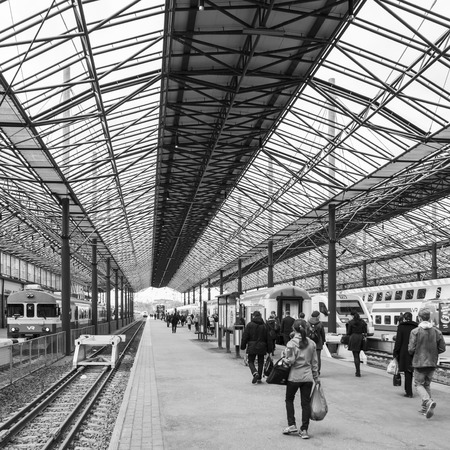Trains and passengers at Helsinki Central Railway Stationのeditorial素材