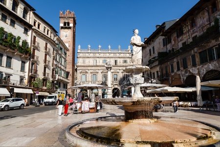 Fountain and Statue of Madonna on Piazza delle Erbe in Verona, Veneto, Italyのeditorial素材