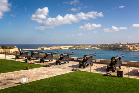 Battery of Cannons facing Harbor in Upper Barrakka Gardens in Valletta, Maltaのeditorial素材