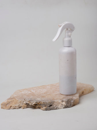 Cosmetic bottle on a marble platform, isolated on white background.
botol skincare berwarna putih dengan tema bungan tumbuhan dengan latar belakakang warna putihの写真素材