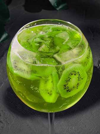 alcoholic cocktails with kiwi close upの写真素材