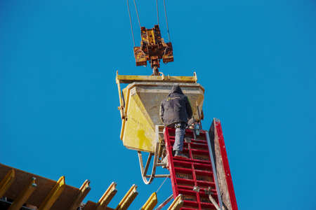 Dnepropetrovsk, Ukraine - 02.15.2022: Construction formwork, reinforcement for the construction of buildings. Workers make a concrete structure.のeditorial素材