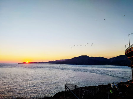 The setting sun over the bay in the Pacific Ocean in San Francisco.の写真素材