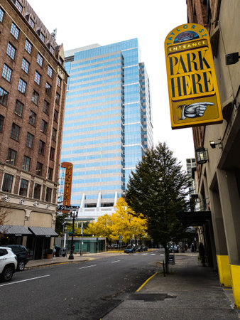 Portland, Oregon, USA - 10.20.2023: A typical street in downtown Portland, Oregon in the fall.のeditorial素材
