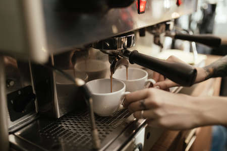 Barista preparing coffee in coffee shopの写真素材