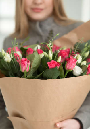 Cropped shot of unrecognizable woman holding bouquet of tulipsの写真素材