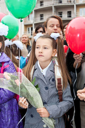 SAINT-PETERSBURG, RUSSIA - September 1, 2011: pupil a girl with flowers going first time to first class in school のeditorial素材