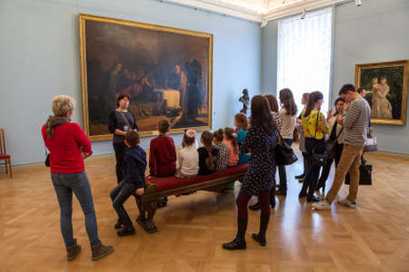 ST. PETERSBURG, RUSSIA - CIRCA APR, 2017: Woman a guide tells children about the picture "The Last Supper" by Nikolai Ge. Russian State Museum, the Mikhailovsky Palaceのeditorial素材