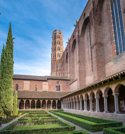 Cloisters and Courtyard Garden of Dominican monastery Couvent des Jacobins in Toulouse, France.の写真素材
