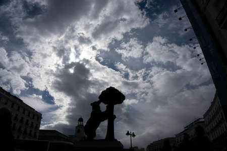 The symbol of Madrid, statue of Bear and strawberry tree, Puerta del Sol  Madrono treeのeditorial素材