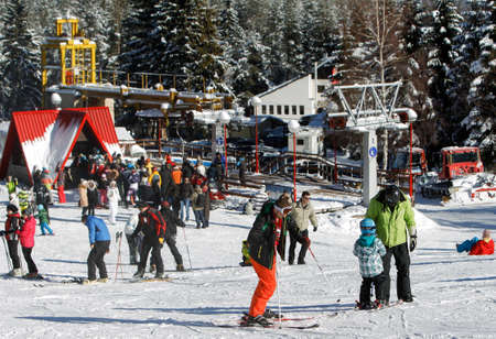 SOFIA, DOBRINISHTE - JANUARY 1: Tourists are enjoy the sunny weather and skiing on January 1, 2015 in Dobrinishte.のeditorial素材