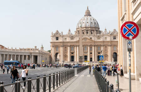 VATICAN CITY, VATICAN - APRIL 4: People are enjoying the sunny weather at Saint Peter Square on April 4, 2016 in Vatican City, Vatican.のeditorial素材