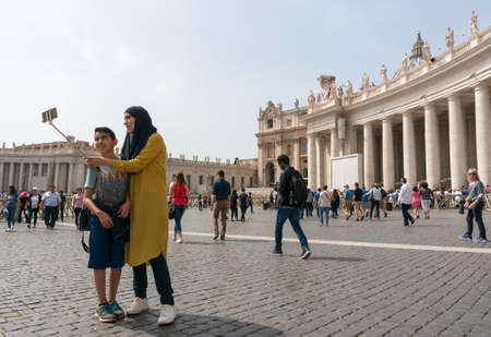 VATICAN CITY, VATICAN - APRIL 4: People are enjoying the sunny weather at Saint Peter Square on April 4, 2016 in Vatican City, Vatican.のeditorial素材