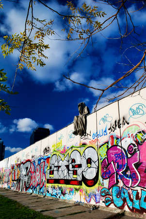 a statue over the Berlin Wallのeditorial素材