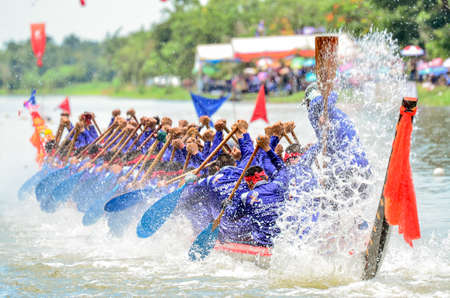 Samut Sakhon, Thailand - August 2014: Team Unknown In the long race boat race royal trophy. Samut Sakhon Province on 17 August 2014 in Samut Sakhonのeditorial素材