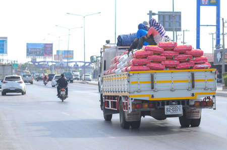 Samut Sakhon, Thailand - June 2562: White logistic truck running on Phutthasakorn Road on June 22, 2019 in Samut Sakhon, Thailandのeditorial素材
