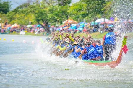 Samut Sakhon,Thailand- August 2019 : Unidentified crew in the annual long boat race of Samut Sakhon province on August 25,2019 at Samut Sakhon Thailand.のeditorial素材