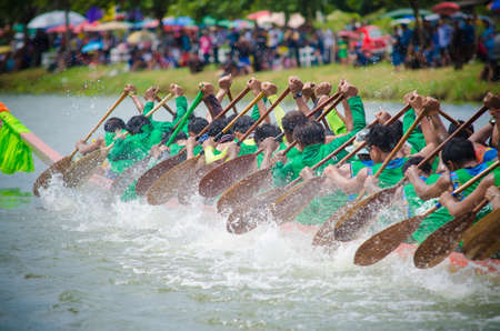 Samut Sakhon,Thailand- August 2019 : Unidentified crew in the annual long boat race of Samut Sakhon province on August 25,2019 at Samut Sakhon Thailand.のeditorial素材