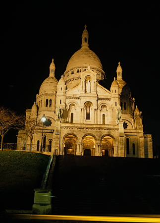 Basilica of the Sacred Heart illuminated in Paris at nightのeditorial素材
