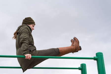 Woman exercising the abs on horizontal bars
