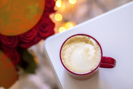 cappuccino and red rosesの写真素材