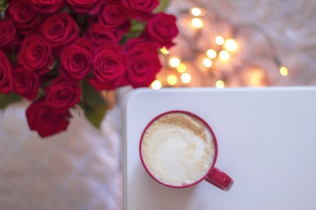 cappuccino and red rosesの写真素材