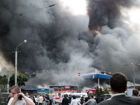 Dnipropetrovsk, Ukraine, 22 september 2009: Slavyansky market fire. The wholw market was burnt in 1 hour.のeditorial素材