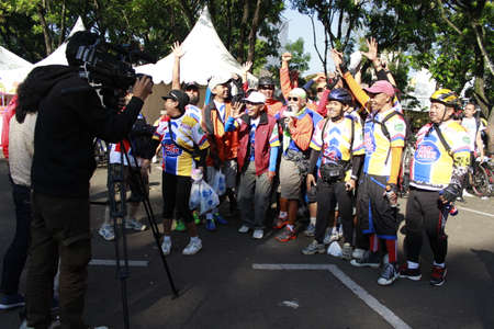 Reporter interview the winner fun bikeのeditorial素材