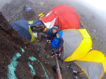 Mountainers merapi in the tentのeditorial素材