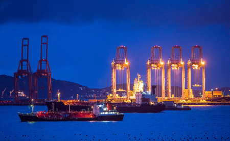CHONBURI, THAILAND - SEPTEMBER 16, 2017: Containers Shipping on Laem Chabang industrial port of gas oil logistic in Laem Chabang port at twilight, Thailandのeditorial素材