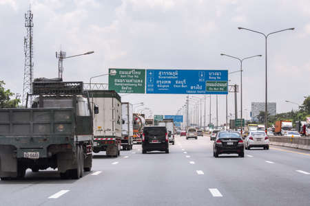 Bangkok, Thailand - 2017 October 12 - Traffic of motorway frome Ramindra road to Ramkhamheang road in Bangkok, Thailandのeditorial素材